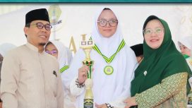 Hafidzah Qur’an Terbaik 30 Juz, Falihah Nailatush Syarifah, Santri Ponpes Al-Muhajirin Pusat (tengah) berfoto bersama Ketua Yayasan Al-Muhajirin, Dr. Hj. Ifa Faizah Rohmah, M.Pd., dan Kepala SMA MA Al-Muhajirin, KH. Rd. Marpu Muhidin Ilyas, MA di Haflah Tasyakur Ikhtitam Tahfizh Angkatan ke-IX, Sabtu 31 Mei 2025