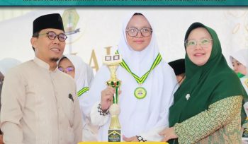 Hafidzah Qur’an Terbaik 30 Juz, Falihah Nailatush Syarifah, Santri Ponpes Al-Muhajirin Pusat (tengah) berfoto bersama Ketua Yayasan Al-Muhajirin, Dr. Hj. Ifa Faizah Rohmah, M.Pd., dan Kepala SMA MA Al-Muhajirin, KH. Rd. Marpu Muhidin Ilyas, MA di Haflah Tasyakur Ikhtitam Tahfizh Angkatan ke-IX, Sabtu 31 Mei 2025