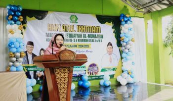 Ketua Yayasan Al-Muhajirin, Dr. Hj. Ifa Faizah Rohmah, M.Pd menyampaikan sambutan pada Haflatul Ikhtitam MI Al-Muhajirin Angkatan ke-5 di Al-Muhajirin Kampus IV, Sukatani, Purwakarta, Selasa 17 Juni 2025