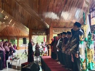 DPD LASQI Nusantara Jaya Kabupaten Purwakarta menggelar pelantikan 11 Dewan Pimpinan Kecamatan (DPK) LASQI NJ se-Kabupaten Purwakarta, bertempat di Taman Maya Datar, kompleks Pemda Purwakarta, Minggu 18 Mei 2025. Prosesi pelantikan dipimpin langsung oleh Ketua Umum DPD LASQI NJ Kabupaten Purwakarta, Dr. Hj. Ifa Faizah Rohmah, M.Pd